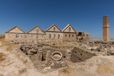 Harran 'daki Ulu Cami harabeleri. Bu mimari anıt Anadolu 'daki en eski camidir ve 8. yüzyılda inşa edilmiştir. Antik Harran kentinin kalıntıları, Şanlıurfa, Türkiye.