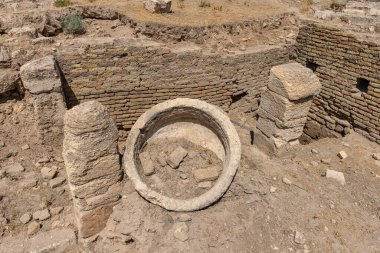 Harran 'daki Ulu Cami harabeleri. Bu mimari anıt Anadolu 'daki en eski camidir ve 8. yüzyılda inşa edilmiştir. Antik Harran kentinin kalıntıları, Şanlıurfa, Türkiye.