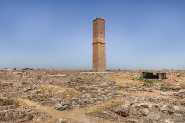 Harran 'daki Ulu Cami harabeleri. Bu mimari anıt Anadolu 'daki en eski camidir ve 8. yüzyılda inşa edilmiştir. Antik Harran kentinin kalıntıları, Şanlıurfa, Türkiye.