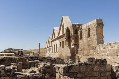 Harran 'daki Ulu Cami harabeleri. Bu mimari anıt Anadolu 'daki en eski camidir ve 8. yüzyılda inşa edilmiştir. Antik Harran kentinin kalıntıları, Şanlıurfa, Türkiye.