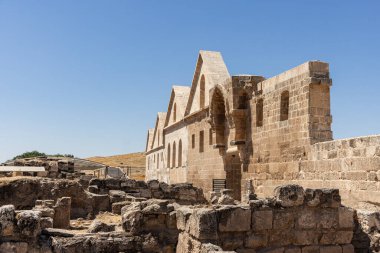 Harran 'daki Ulu Cami harabeleri. Bu mimari anıt Anadolu 'daki en eski camidir ve 8. yüzyılda inşa edilmiştir. Antik Harran kentinin kalıntıları, Şanlıurfa, Türkiye.