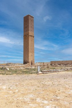 Harran 'daki Ulu Cami (Büyük Cami) harabeleri. Eskiden minare ve gözlemevi olarak kullanılan uzun, bağımsız bir kule. Harran, Sanliurfa yakınlarında bir turizm beldesi.
