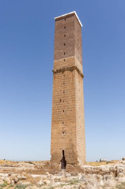 Harran 'daki Ulu Cami (Büyük Cami) harabeleri. Eskiden minare ve gözlemevi olarak kullanılan uzun, bağımsız bir kule. Harran, Sanliurfa yakınlarında bir turizm beldesi.
