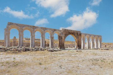 Anadolu 'nun en eski camisi olan Ulu Cami' nin kalıntıları, 8. yüzyılda inşa edildi. Harran, Türkiye 'nin güneydoğu bölgesindeki Sanliurfa yakınlarında ilginç bir turizm beldesi..