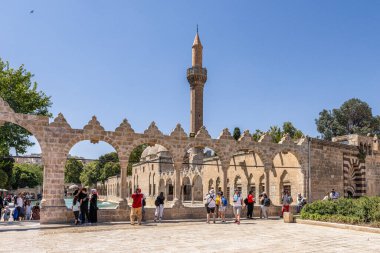 Şanlıurfa, Türkiye 4 Ağustos 2024; Şanlıurfa, Türkiye 'de Balikligol (İngilizce Balık Gölü). Türkiye 'nin Urfa kentindeki tarihi İbrahim Havuzu veya Kutsal Balık Havuzu.