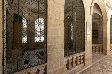 Şanlıurfa, Türkiye 4 Ağustos 2024; Khalilur Rahman Camii 'nin avlusundaki Said Bediuzzaman mezarı, Mevlid-i Halil Camii. İlk gömüldüğü yer.. 