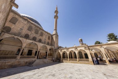 Şanlıurfa, Türkiye 4 Ağustos 2024; Şanlıurfa Halilurrahman Camii avlusu ve çeşmesi. Mevlid-i Halil Camii Şanlıurfa, Türkiye.