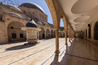 Şanlıurfa, Türkiye 4 Ağustos 2024; Şanlıurfa Halilurrahman Camii avlusu ve çeşmesi. Mevlid-i Halil Camii Şanlıurfa, Türkiye.
