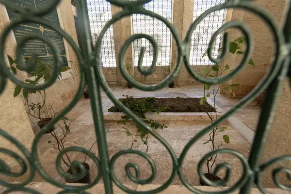 stock image Sanliurfa, Turkey August 4, 2024; Said Nursi Bediuzzaman grave in the courtyard of Khalilur Rahman mosque, Mevlid-i Halil Mosque. The place where he was first buried. 