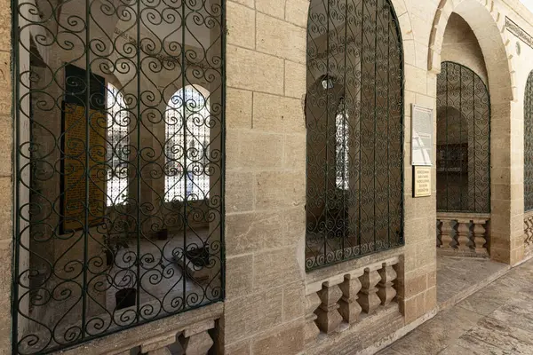 stock image Sanliurfa, Turkey August 4, 2024; Said Nursi Bediuzzaman grave in the courtyard of Khalilur Rahman mosque, Mevlid-i Halil Mosque. The place where he was first buried. 