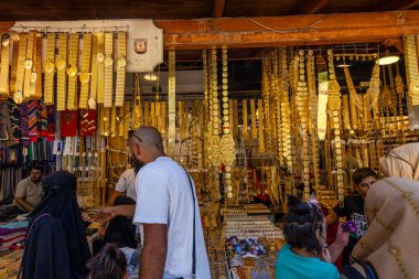 Şanlıurfa, Türkiye, 4 Ağustos 2024; Şanlıurfa kamu pazarında altın kemer ve kolye satan bir tezgah. Şanlıurfa Türkiye.