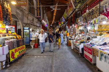 Şanlıurfa, Türkiye, 4 Ağustos 2024; Şanlıurfa, Türkiye 'de bazı baharat ve geleneksel yemek malzemeleri satın almak için en iyi yerlerden biridir. Pazarda bir sürü dükkan var..