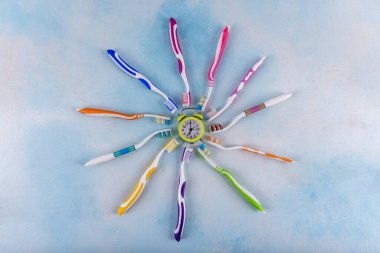 Bir çok farklı diş fırçasına yakın plan. Renkli arka planda renkli diş fırçaları. Diş sağlığı ve hijyen kavramı. Ağız sağlığı ürünleri söz konusu olduğunda çeşitlilik ve seçim kavramı. 