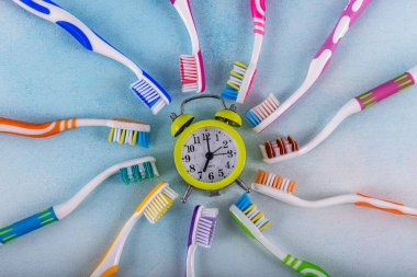 Bir çok farklı diş fırçasına yakın plan. Renkli arka planda renkli diş fırçaları. Diş sağlığı ve hijyen kavramı. Ağız sağlığı ürünleri söz konusu olduğunda çeşitlilik ve seçim kavramı. 