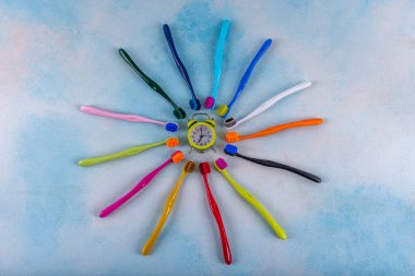 Bir çok farklı diş fırçasına yakın plan. Renkli arka planda renkli diş fırçaları. Diş sağlığı ve hijyen kavramı. Ağız sağlığı ürünleri söz konusu olduğunda çeşitlilik ve seçim kavramı. 