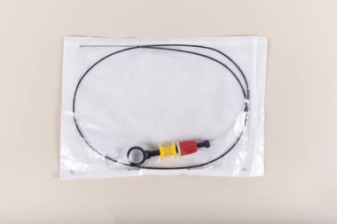 PTCA rehber telleri. Kan damarlarına boş ve dolu bir balon yerleştirmek için stent ve kateter. Kardiyak kateterizasyon sırasında kullanılan akciğer atardamarı sondası..