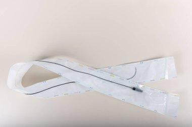 PTCA rehber telleri. Kan damarlarına boş ve dolu bir balon yerleştirmek için stent ve kateter. Kardiyak kateterizasyon sırasında kullanılan akciğer atardamarı sondası..