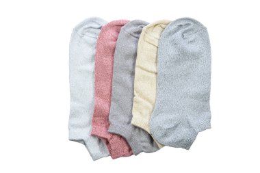 Renkli pamuklu çoraplar. Bir mankenin ayaklarındaki renkli pamuklu çorapların yakın çekimi canlı tonlarını ve dokularını sergiliyor, herhangi bir kıyafete neşeli bir dokunuş eklemek için mükemmel..