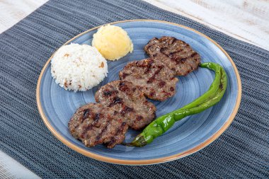 Geleneksel Türk yemekleri; Türk köfteleri, Türk adı; Akcaabat kofte). Türk yemeği Kofte veya Kofta. Lezzetli Türk Kofte ve Kızartması (köfte)).