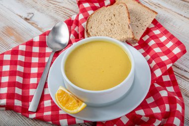 Türk mutfağı Mercimek çorbası, erimiş tereyağı ve kırmızı biber sosu. Ekmek ve limonla servis edilir. Yerel isim: suzme mercimek corbasi.