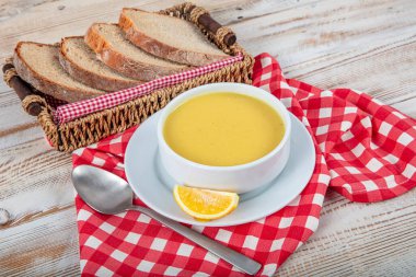 Türk mutfağı Mercimek çorbası, erimiş tereyağı ve kırmızı biber sosu. Ekmek ve limonla servis edilir. Yerel isim: suzme mercimek corbasi.