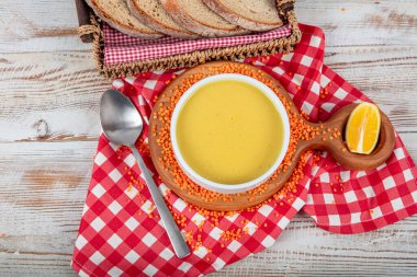 Türk mutfağı Mercimek çorbası, erimiş tereyağı ve kırmızı biber sosu. Ekmek ve limonla servis edilir. Yerel isim: suzme mercimek corbasi.