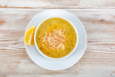 Geleneksel Türk Mutfağı ev yapımı tavuk çorbası. Beyaz kasede erişte (noodle) ve sebze ile hazırlandı. Türkçe adı: Tel sehriye corbasi.