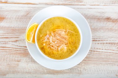 Geleneksel Türk Mutfağı ev yapımı tavuk çorbası. Beyaz kasede erişte (noodle) ve sebze ile hazırlandı. Türkçe adı: Tel sehriye corbasi.