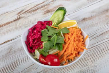 Mevsimlik salata. Domates, biber, soğan, roka ve zeytinyağlı Akdeniz salatası..