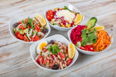 Türk mutfağı salata çeşitleri. Salata koleksiyonu. İçinde yeşil salata, bahçe salatası, Türk salatası, hindistan cevizi salatası ve malzemeler var..