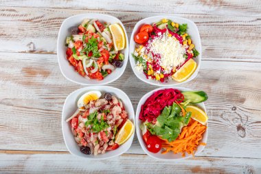 Türk mutfağı salata çeşitleri. Salata koleksiyonu. İçinde yeşil salata, bahçe salatası, Türk salatası, hindistan cevizi salatası ve malzemeler var..