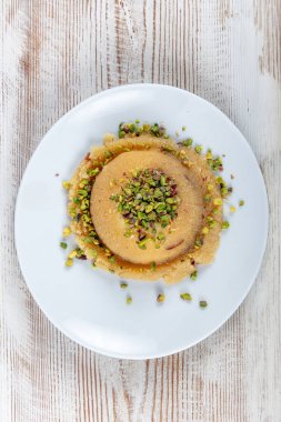Şam fıstıklı Semolina Halva. Geleneksel Türk irmik tatlı çöl halkası (Türkçe adı; irmik helvasi).