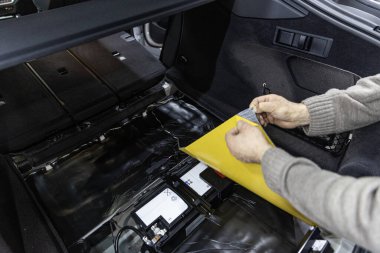 Ses geçirmez malzemelerin arabanın içine yerleştirilme işlemi. Otomatik ses yalıtımı. Ses ve titreşim izolasyonu. Yumuşak malzeme. Parçalanmış araba. Ek ekipman.