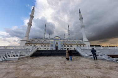 İstanbul, Türkiye 1 Şubat 2023; İstanbul, Türkiye 'deki Camlica Camii. Camlica Camii, İstanbul Camlica tepesindeki en büyük camii. İstanbul Türkiye.