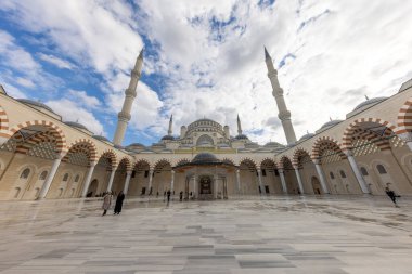 İstanbul, Türkiye 1 Şubat 2023; İstanbul, Türkiye 'deki Camlica Camii. Camlica Camii, İstanbul Camlica tepesindeki en büyük camii. İstanbul Türkiye.