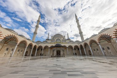 İstanbul, Türkiye 1 Şubat 2023; İstanbul, Türkiye 'deki Camlica Camii. Camlica Camii, İstanbul Camlica tepesindeki en büyük camii. İstanbul Türkiye.