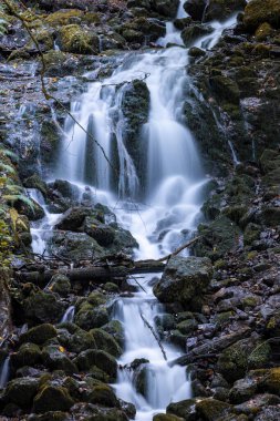 Yedigoller Şelaleleri 'nin manzara fotoğrafı. Sonbahar yapraklı şelale pürüzsüz ve yumuşak suya uzun süre maruz kaldı Yedigoller, Bolu, Türkiye.