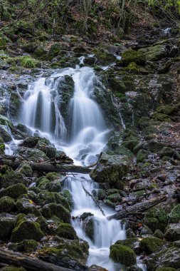 Yedigoller Şelaleleri 'nin manzara fotoğrafı. Sonbahar yapraklı şelale pürüzsüz ve yumuşak suya uzun süre maruz kaldı Yedigoller, Bolu, Türkiye.