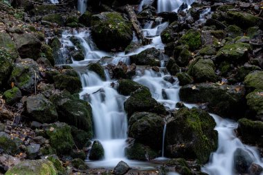 Yedigoller Şelaleleri 'nin manzara fotoğrafı. Sonbahar yapraklı şelale pürüzsüz ve yumuşak suya uzun süre maruz kaldı Yedigoller, Bolu, Türkiye.