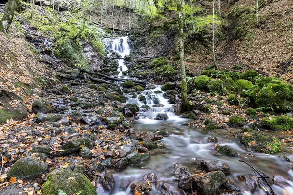 Yedigoller Şelaleleri 'nin manzara fotoğrafı. Sonbahar yapraklı şelale pürüzsüz ve yumuşak suya uzun süre maruz kaldı Yedigoller, Bolu, Türkiye.