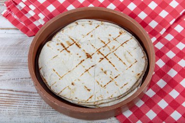 Fajita lavash. Ahşap zemin üzerinde Pitta ekmek lavası.