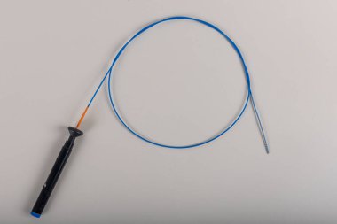 PTCA rehber telleri. Kan damarlarına boş ve dolu bir balon yerleştirmek için stent ve kateter. Kardiyak kateterizasyon sırasında kullanılan akciğer atardamarı sondası..