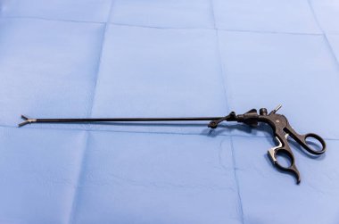 Yeşil kumaştan ameliyat aletleri, jinekoloji ameliyatına hazırlık. Hasson Three Prong Grasper (Üçlü Çene). Üroloji ve Jinekoloji Cerrahi Enstrümanı.