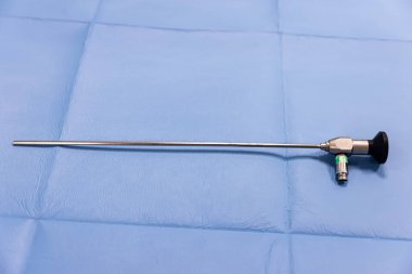Yeşil kumaştan ameliyat aletleri, jinekoloji ameliyatına hazırlık. Hasson Three Prong Grasper (Üçlü Çene). Üroloji ve Jinekoloji Cerrahi Enstrümanı.