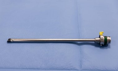 Yeşil kumaştan ameliyat aletleri, jinekoloji ameliyatına hazırlık. Hasson Three Prong Grasper (Üçlü Çene). Üroloji ve Jinekoloji Cerrahi Enstrümanı.