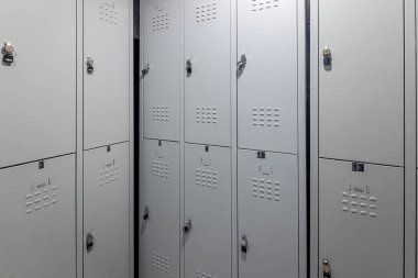 Metal giysi dolapları. Seramik fayans duvarlı işçiler için soyunma odası. Metal çekmeceli giyinme odası..