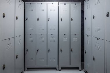 Metal giysi dolapları. Seramik fayans duvarlı işçiler için soyunma odası. Metal çekmeceli giyinme odası..