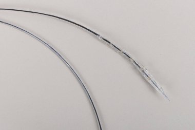 Kalp stent anjiyoplasti. Kan damarlarına boş ve dolu bir balon yerleştirmek için stent ve kateter. Kan damarlarına nakil ve kan dolaşımını desteklemek için metal stent..