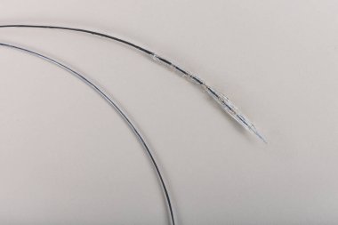 Kalp stent anjiyoplasti. Kan damarlarına boş ve dolu bir balon yerleştirmek için stent ve kateter. Kan damarlarına nakil ve kan dolaşımını desteklemek için metal stent..