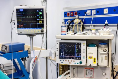 Hayati belirtileri gösteren hastane monitörü: kalp hızı, kan basıncı, sıcaklık ve nabız oksimetrisi, hasta bakımındaki gelişmiş tıbbi teknolojiyi vurguluyor